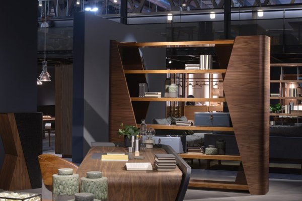 В седмицата на модата за мебели и дизайн непременно ще видите някаква лудост, свързана с колите. Lamborghini извади козове с този нов бюфет. Италианците се обединиха с дизайнера Карим Рашид, за да направят набор от мебели. &bdquo;Всяко парче се характеризира с форми, отразяващи дизайна на суперспортните автомобили Lamborghini, както и фина изработка и качество на естествени и оригинални материали, като орех, масивно дърво и черна кожа&rdquo;, хвалят се производителите.

